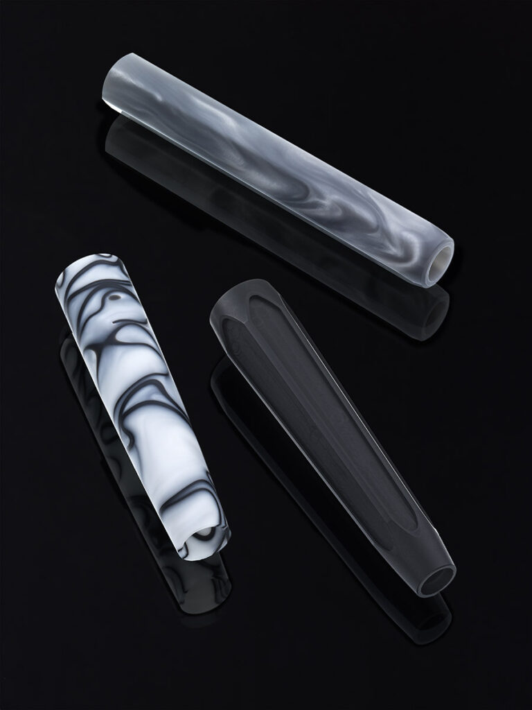Composants en matériau plastique pour stylos de collection
